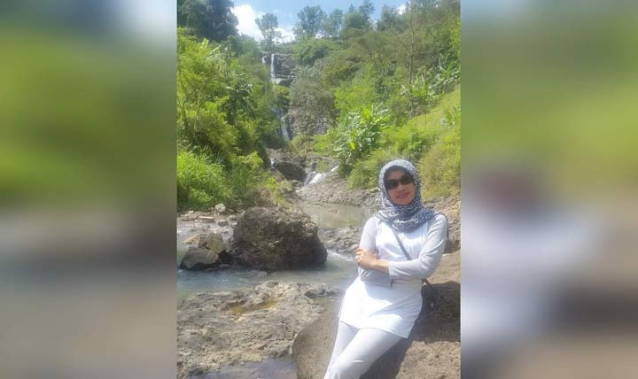 Kepala Disparpora Pacitan Hj. Endang Surjasri saat berada di salah satu OBYEK wisata di Pacitan.