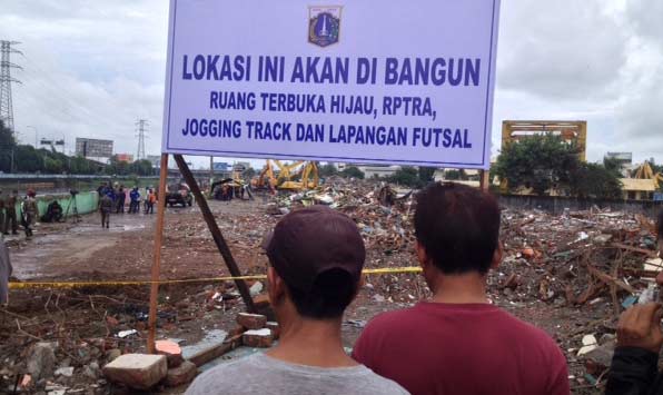 Kawasan Kalijodo bakal disulap jadi RTH. Bisa jadi tempat nyari pacar seperti puluhan tahun silam di mana warga berkumpul makan dan bercengkerama. foto: rakisa/ BANGSAONLINE