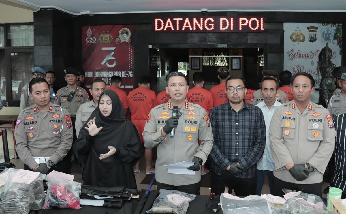 Kapolresta Malang Kota Kombes Pol Budi Hermanto (pegang mik) saat memimpin konferensi pers.