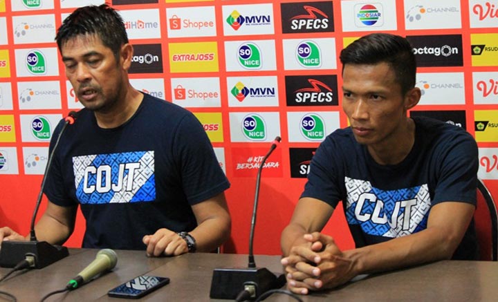Nil Maizar, Pelatih Persela Lamongan (kiri).