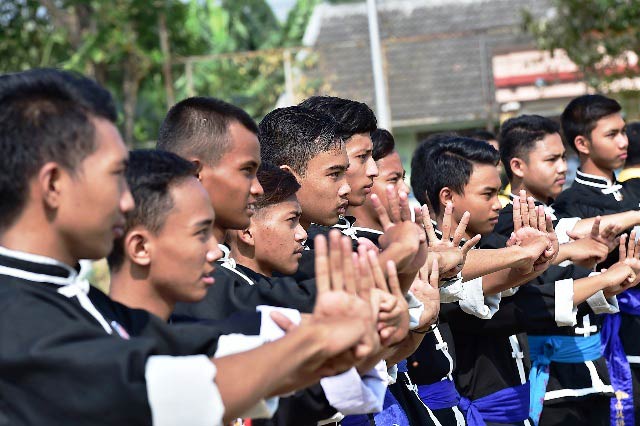 Para pendekar peserta upacara Haksap di Lamongan.