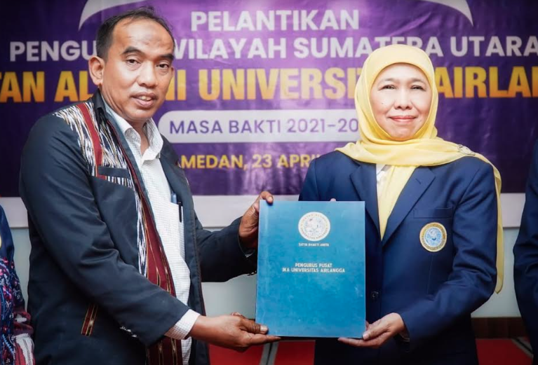 Khofifah saat melantik pengurus IKA Unair Sumatera Utara