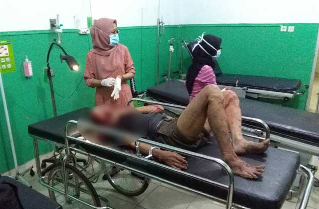 Korban Kasimin yang tergeletak di rumah sakit akibat terkena sabetan sabit pelaku. foto: ZAINAL ABIDIN/ BANGSAONLINE