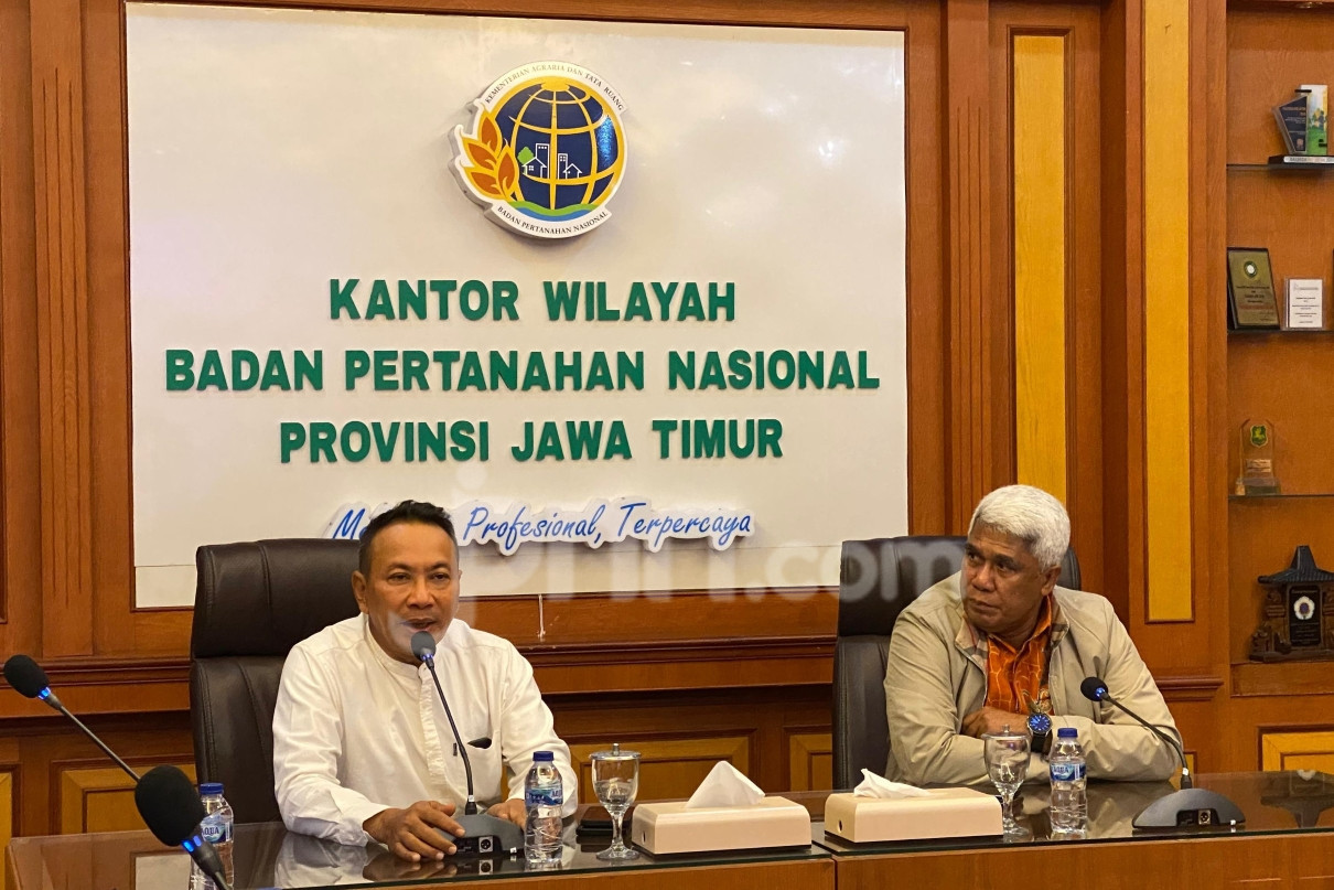 Kepala Kanwil ATR/BPN Jatim, Lampri,  saat konfrensi pers di Surabaya, Selasa (21/1/2025). Foto: jpnn