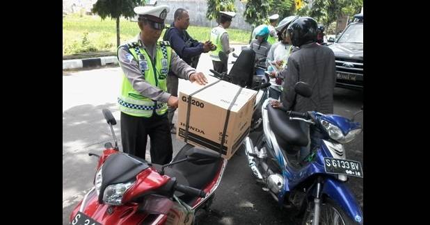 Sejumlah polisi memeriksa barang bawaan pengendara. foto: Haris/BangsaOnline.com