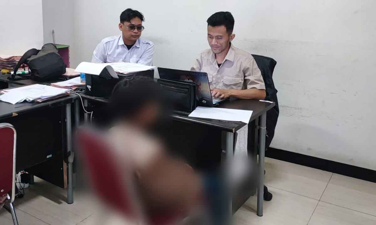 Salah satu bocah terduga pelaku curanmor saat dimintai keterangan penyidik. Foto: Ist