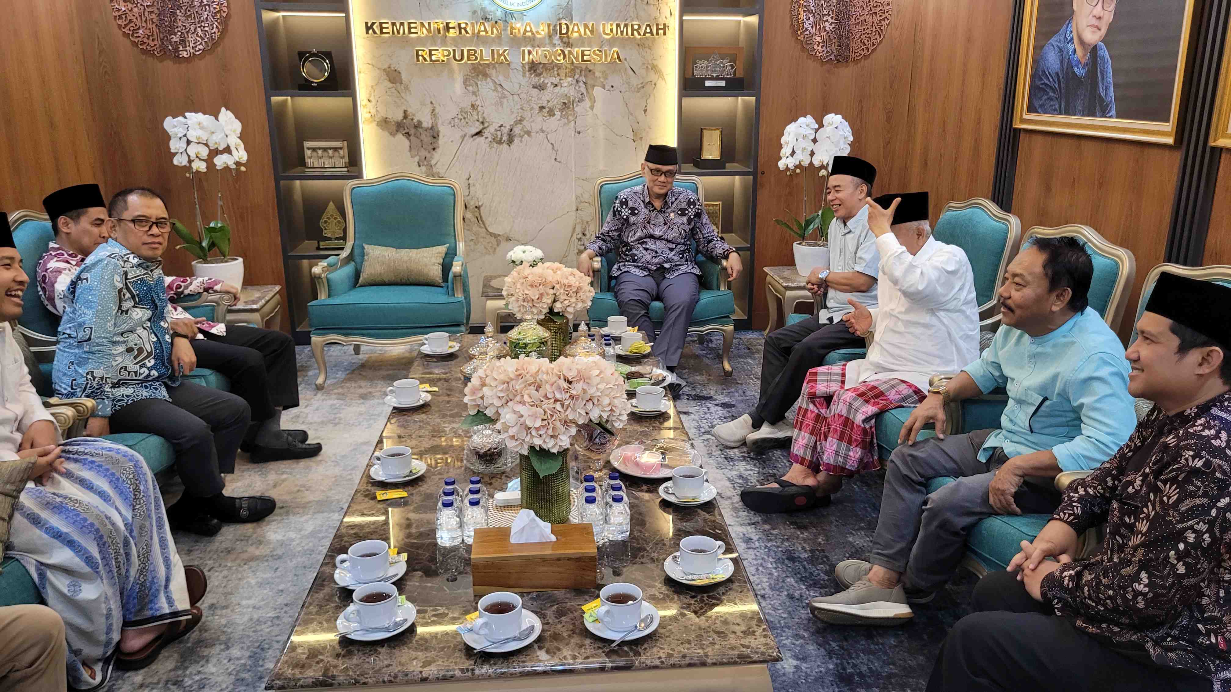 Dr KH Mochammad Irfan Yusuf (Gus Irfan) saat menerima Prof Dr KH Asep Saifudddin Chalim, pendiri dan pengasuh Pondok Pesantren Amanatul Ummah Surabaya dan Pacet Mojokerto Jawa Timur di kantor Kementerian Haji dan Umrah Republik Indonesia Jalan Thamrin Jakarta, Selasa (16/12/2025). Foto: bangsaonline