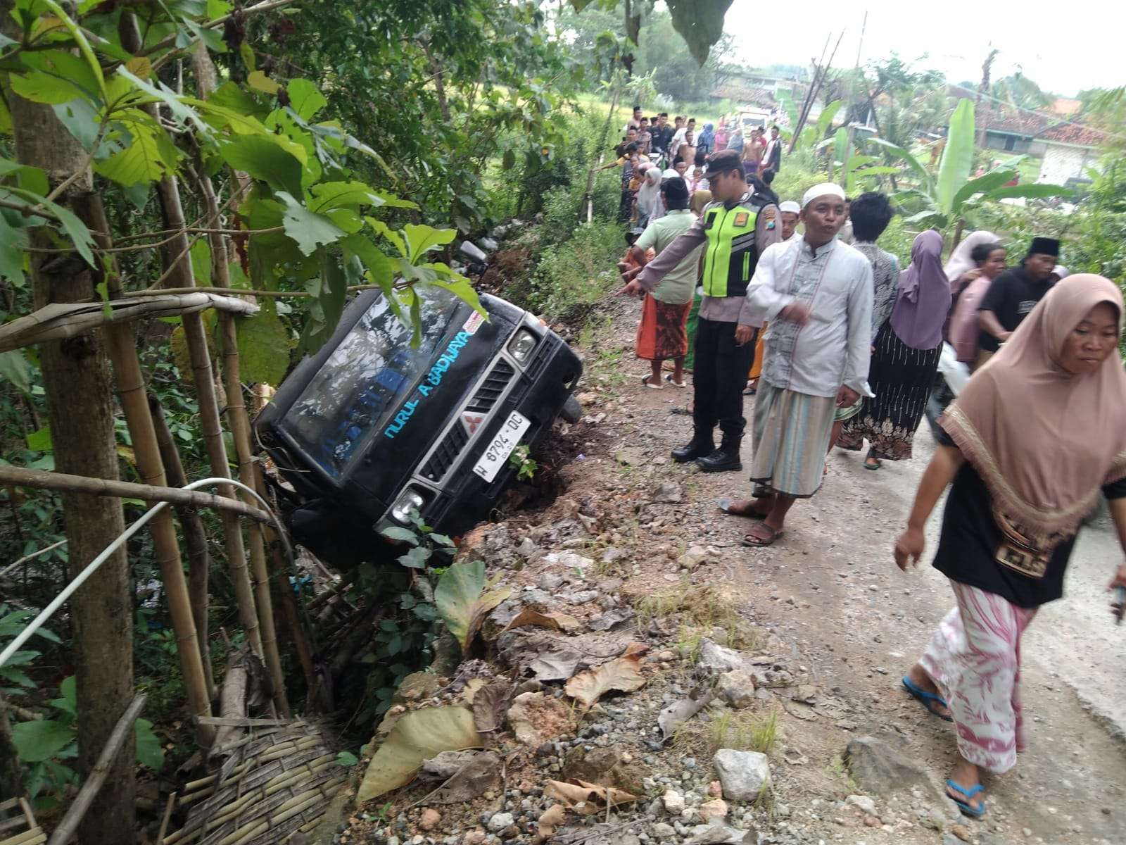 Mobil Bak Terbuka Terperosok di Jalan Raya Somber Sampang, 1 Tewas