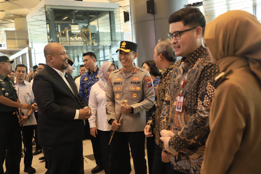 Kapolres Kediri Kota AKBP Anggi Saputra Ibrahim saat ikut menyambut kedatangan Super Jet Air di Bandara Dhoho Kediri. (Ist).