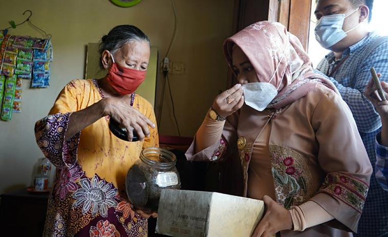 Wali Kota Mojokerto Ning Ita saat sidak menemukan suami-istri lansia memproduksi rokok secara ilegal di Kota Mojokerto, Sabtu(14/11/2020). foto: aris/ bangsaonline.com
