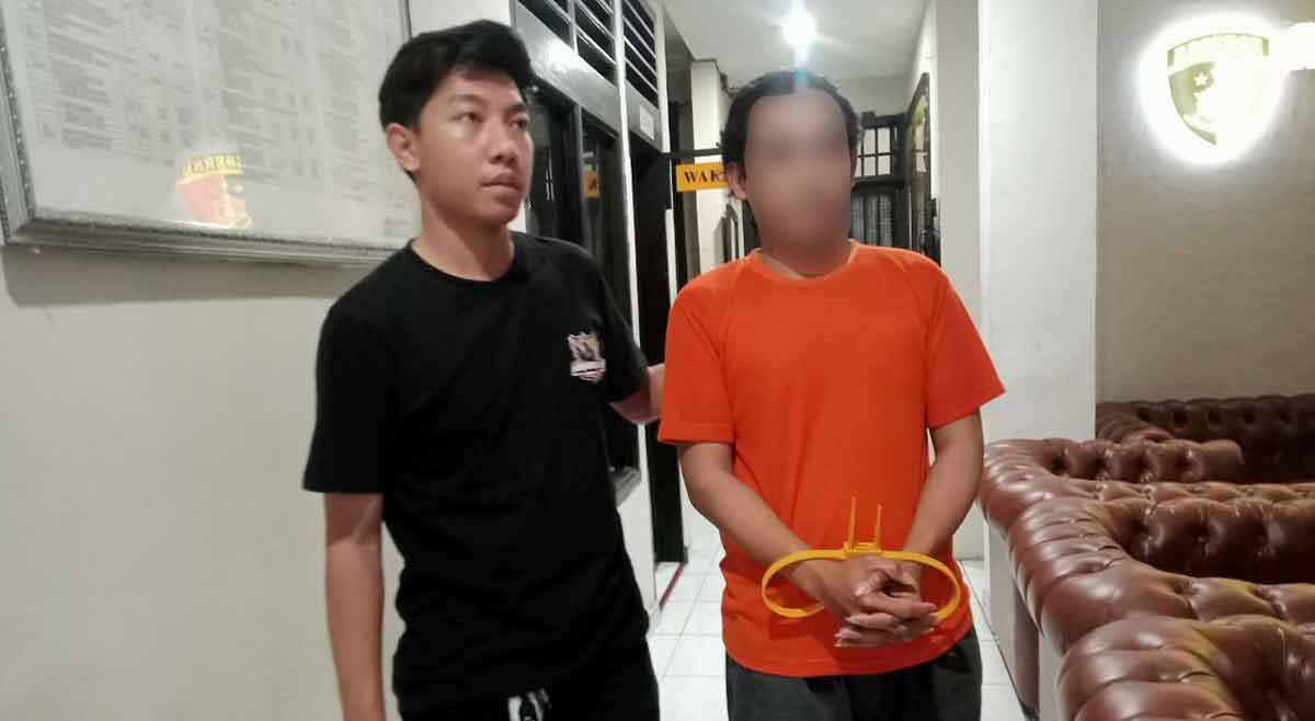 Petugas dari Polsek Karang Pilang saat bersama pelaku pelecehan seksual.
