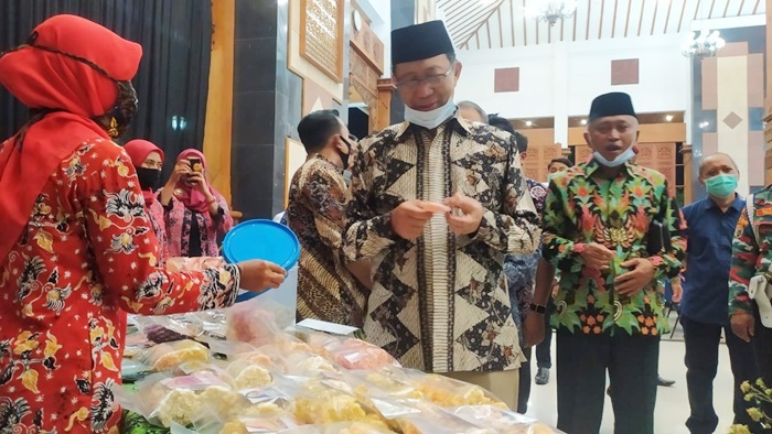 Bupati Tuban H. Fathul Huda ketika meninjau salah satu stan pameran. 