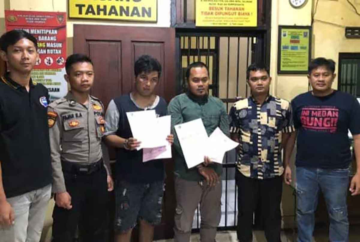 Petugas dari Polres Pasuruan saat mengekspose 2 begal pembacok yatim.