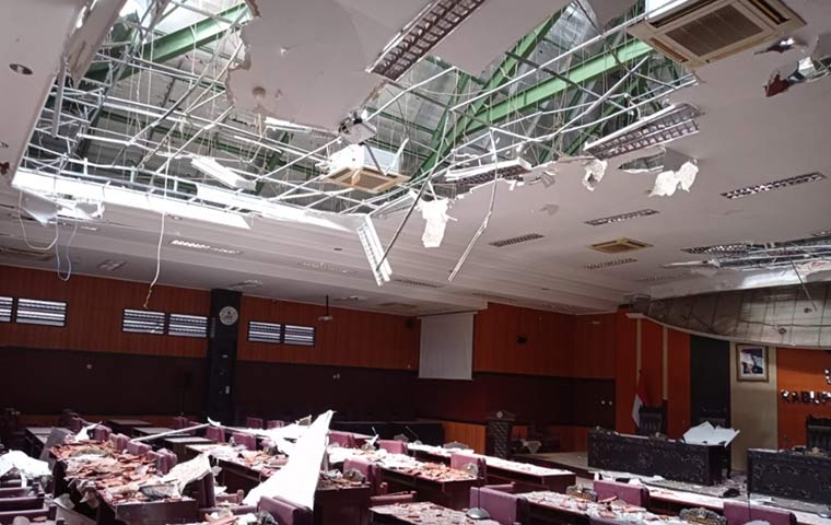 Plafon ruang paripurna DPRD Kabupaten Blitar ambrol terdampak gempa.