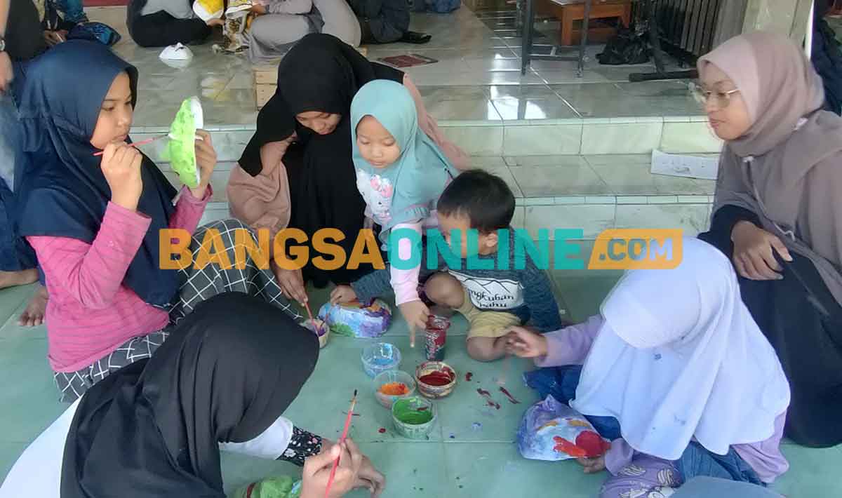 Anak-anak saat melukis topeng panji. Foto: MUJI HARJITA/BANGSAONLINE
