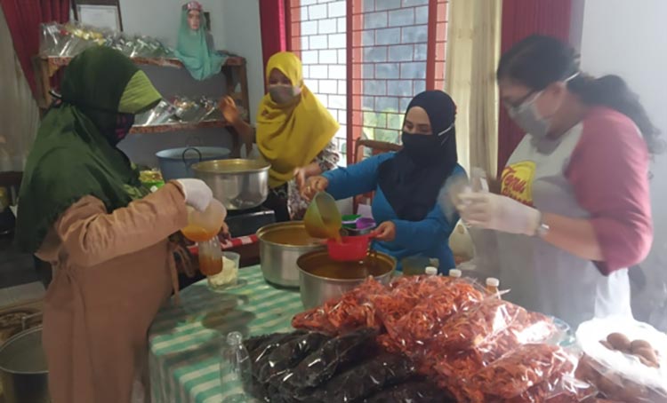 Ibu-ibu saat mengikuti pelatihan pembuatan jamu.