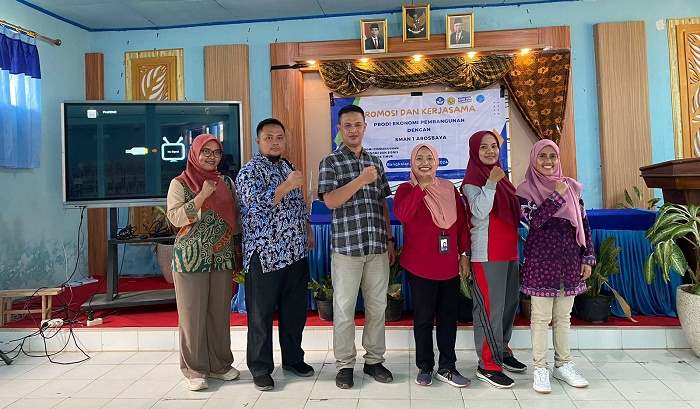 Dari kiri ke kanan, tim dari UPN Program Studi Ekonomi Pembangunan, Noer Aida Triandini, M.Si., M.M., M.Sc., Sandra Ekawijaya, S.E., Riko Setya Wijaya, S.E., M.M., Nadofah, S.E., M.E, dan Guru BK Ocky Fitri Ramlintasari, S.Pd., Siti Nur Zahriyah S.Pd.