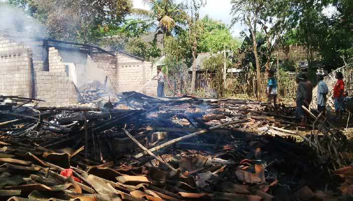 RATA DENGAN TANAH: Kondisi rumah Sarkam usai kebakaran hebat. foto: suwandi/ BANGSAONLINE