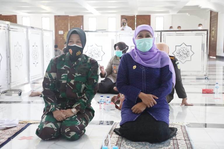 Gubernur Jawa Timur Khofifah Indar Parawansa dalam acaara Khotmil Quran di Mapolda Jatim, Kamis (19/11/2020). foto: ist/ bangsaonline.com