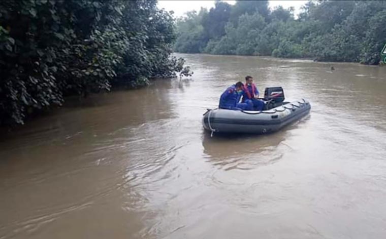 Petugas BPBD saat melakukan pencarian terhadap korban yang jatuh dari jembatan penyeberangan perahu. foto: ist.