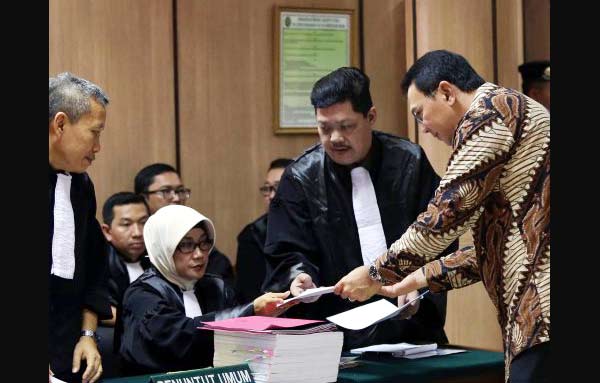 Basuki Tjahaja Puranama saat sidang kasus penistaan agama. foto: tribunnews