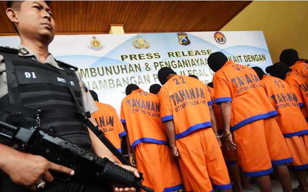Para tersangka diperiksa di Polda Jatim. foto: okezone