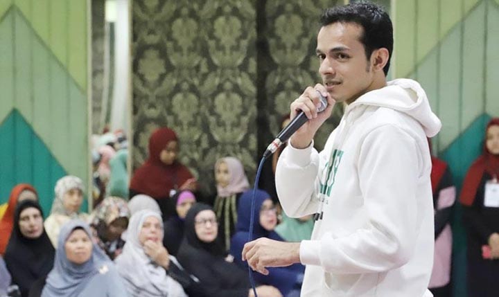 Dokter Gamal Albinsaid kembali berbagi inspirasi. Kali ini di hadapan ratusan ibu-ibu di Surabaya lewat acara “Belajar Tanpa Batas". foto: ist