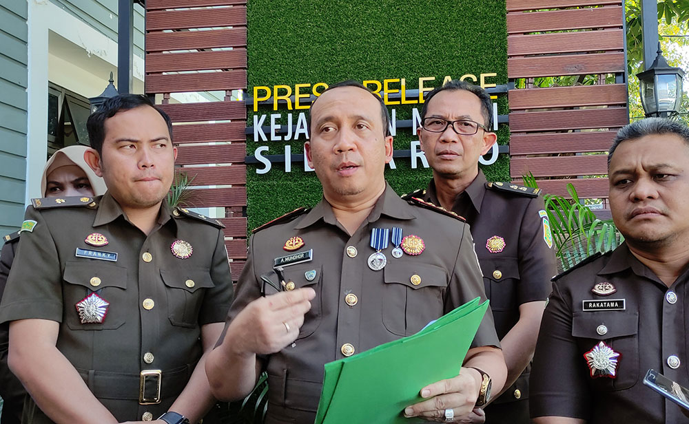 Kajari Sidoarjo A. Mudhor saat memberikan keterangan terkait kasus kredit macet PT Blauran Cahaya Mulia.