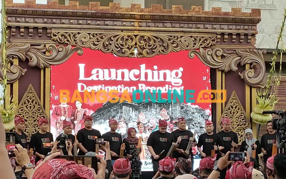 Bupati Kediri, Hanindhito Himawan Pramana, dan wakilnya, Dewi Mariya Ulfa, serta anggota Forkompinda setempat saat memukul kentongan sebagai tanda launching Destination Branding Kediri Berbudaya. Foto: MUJI HARJITA/BANGSAONLINE