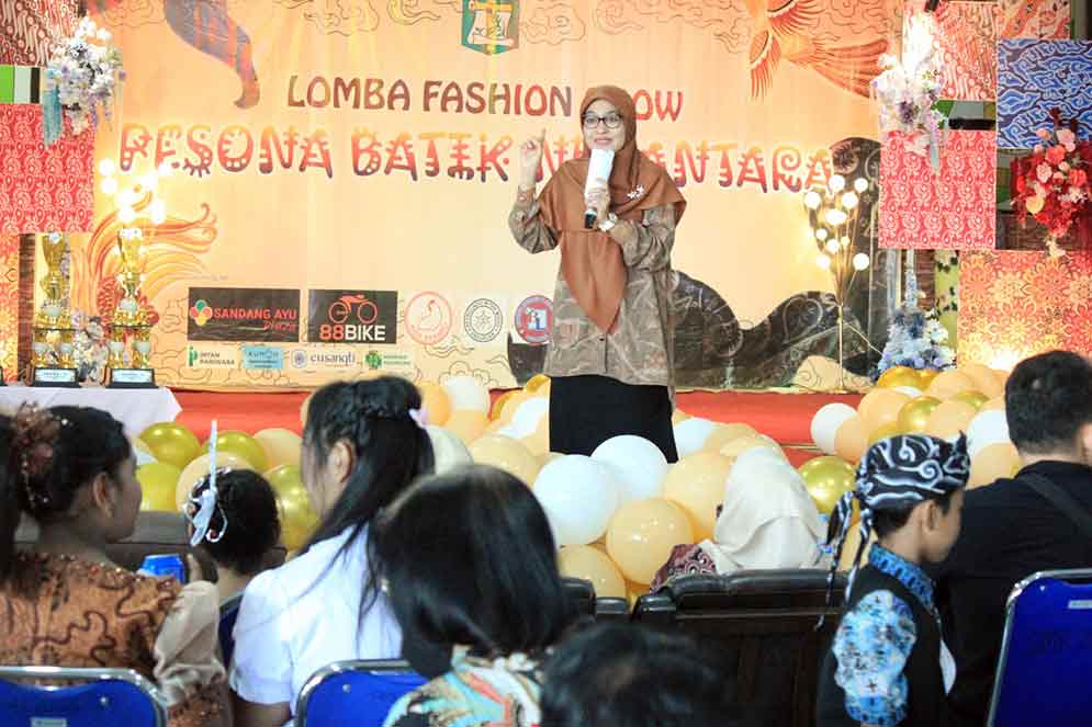 Ketua TP PKK Kota Pasuruan, Suryani Firdaus saat memberi sambutan dalam pembukaan lomba fashion show. (Ist)