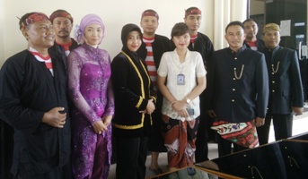 Personel Polres Pamekasan ketika memeriahkan hari Kartini dengan aneka ragam pakaian adat nasional. (Rizal/BANGSAONLINE)