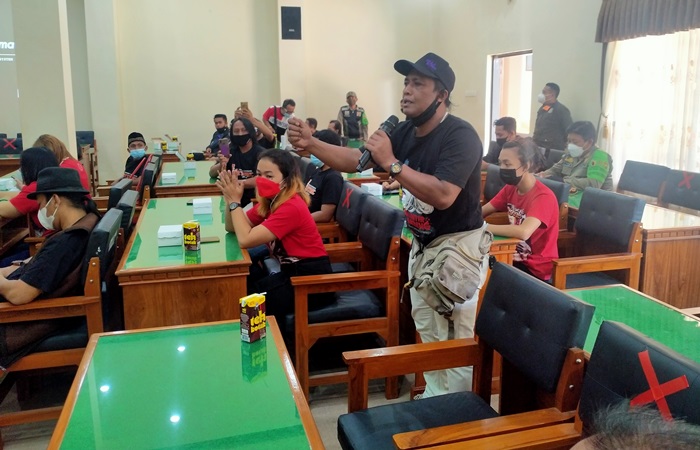 Para Pekerja Seni Trenggalek saat hearing di Aula Gedung DPRD Trenggalek. foto: HERMAN/ BANGSAONLINE