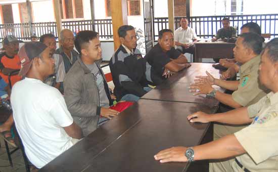 Warga Desa Banaran saat menduduki Balai Desa dan berdialog dengan aparat. foto: herman subagyo/BANGSAONLINE