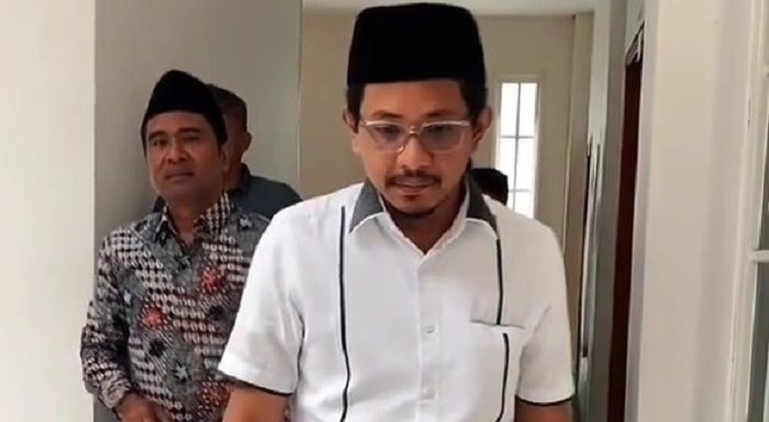Tangkapan layar potongan video saat Ketua DPD Partai Nasdem Bangkalan Mohammad Nasih Aschal berjalan bersama Mathur Husyairi dan Jayus Salam.