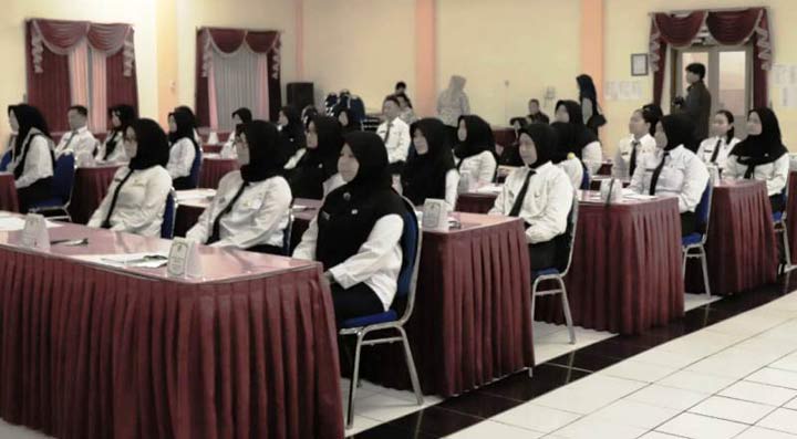 Para peserta mengikuti dengan seksama pelatihan mengenai infeksi.
