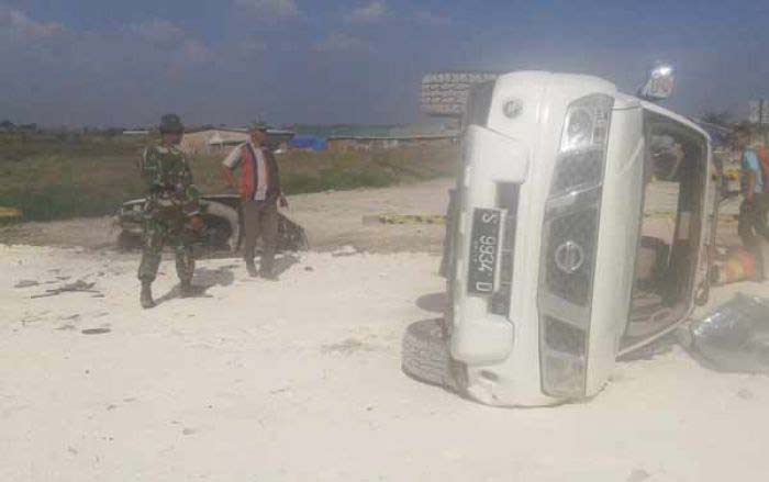Salah satu mobil yang menjadi sasaran amuk karyawan tampak terbalik. (eky nurhadi/BANGSAONLINE)