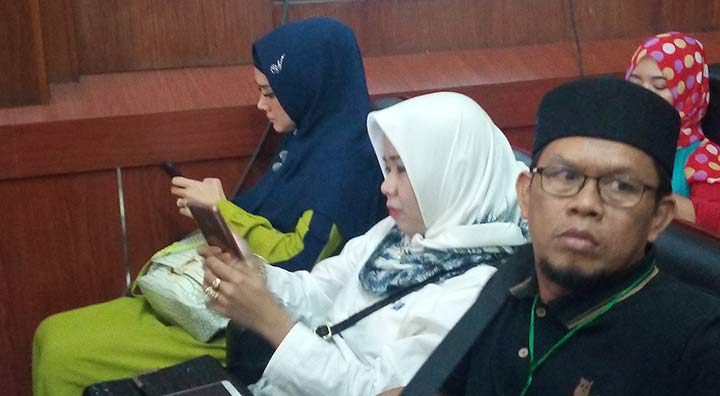 Mulan Jameela (kiri), istri Ahmad Dhani ikut menghadiri sidang.