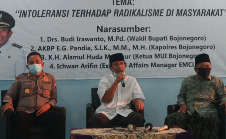 Wakil Bupati Bojonegoro Budi Irawanto (tengah) saat menjadi narasumber seminar kebangsaan yang diadakan Kampus IKIP PGRI Bojonegoro, Kamis (29/04/21).