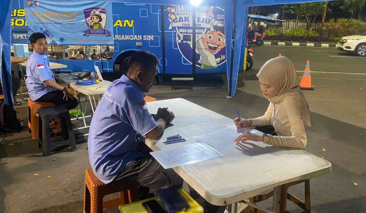 Pelayanan Simanis kepada salah satu pemohon.