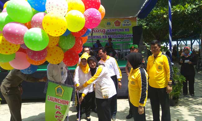Wabup, Moh.Qosim ketika pencanangan Desa Ngimboh sebagai kampung KB. foto: syuhud/ BANGSAONLINE