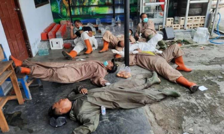Foto yang dibagikan di media sosial oleh salah satu anggota Tentara Langit, sebutan bagi pasukan pemakaman jenazah pasien Covid-19 Kota Blitar, mereka tampak masih menggunakan alat pelindung diri (APD) lengkap saat tertidur.
