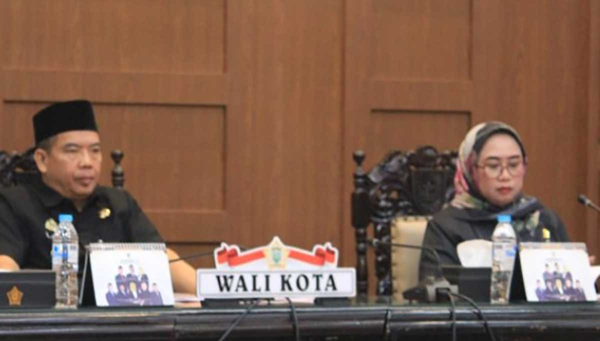 Wali Kota Probolinggo ketika menghadiri rapat paripurna.