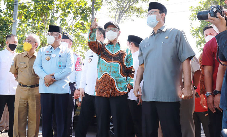 Menko Polhukam RI Prof. Mahfud MD saat meninjau lokasi pembangunan Lapas Terintagrasi di Kota Pasuruan didampingi Wali Kota Gus Ipul dan Wakil Wali Kota Mas Adi.