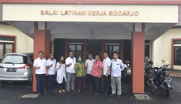 SIDAK: Komisi D bersama pegawai BLKI saat meninjau BLKI di Desa Janti Kecamatan Tulangan, Senin (21/1) lalu. Foto : IST


