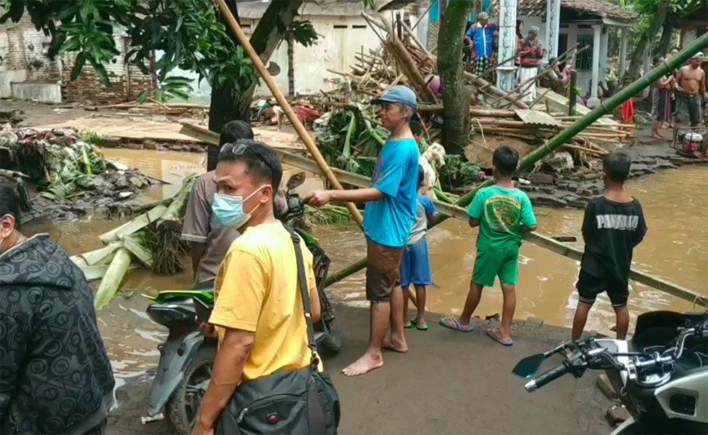 Kondisi salah satu rumah warga tampak porak poranda usai diterjang banjir.