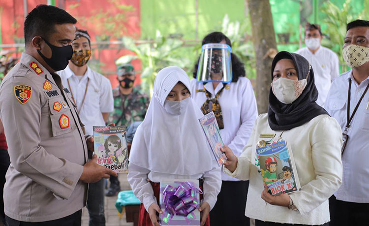 PJJ masih berlaku, Ning Ita berikan paket data gratis bagi siswa SD dan SMP. (foto: ist).