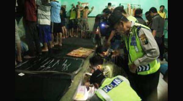  Petugas gabungan saat penggeledahan di lapas Delta II A Sidoarjo. foto: catur 