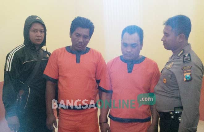 Dua pengedar sabu ketika diekspos Polsek Ujungpangkah. foto: SYUHUD/ BANGSAONLINE