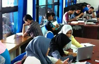 Suasana pengunjung di perpustakaan Pamekasan. foto: erri sugianto

