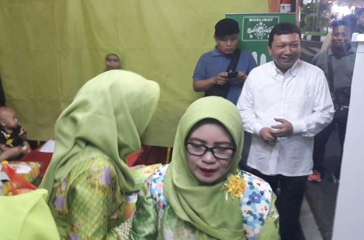 APRESIASI: Fandi Utomo saat melihat stan Pasar Rakyat Muslimat NU, di Alun-alun Sidoarjo, Selasa (19/2). foto: Mustain/ BANGSAONLINE